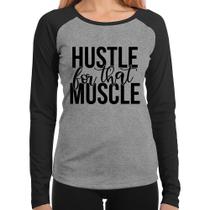 Baby Look Raglan Hustle For That Muscle Manga Longa - Foca na Moda