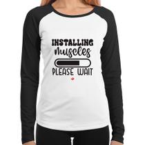 Baby Look Raglan Installing Muscles Manga Longa - Foca na Moda