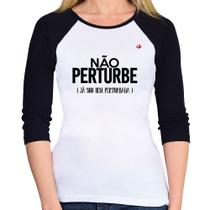 Baby Look Raglan Não perturbe, já sou bem perturbada Manga 3/4 - Foca na Moda Baby Look Raglan Não perturbe, já sou bem perturbada Manga 3/4 - Foca na Moda