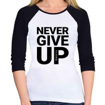 Baby Look Raglan Never give up Manga 3/4 - Foca na Moda