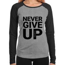 Baby Look Raglan Never give up Manga Longa - Foca na Moda Baby Look Raglan Never give up Manga Longa - Foca na Moda
