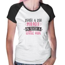 Baby Look Raglan Such a big miracle in a such litle girl - Foca na Moda Baby Look Raglan Such a big miracle in a such litle girl - Foca na Moda