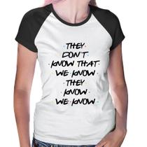 Baby Look Raglan They don't know that we know they know we know - Foca na Moda