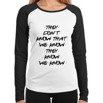Baby Look Raglan They don't know that we know they know we know Manga Longa - Foca na Moda Baby Look Raglan They don't know that we know they know we know Manga Longa - Foca na Moda