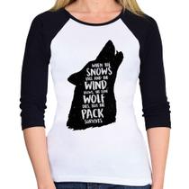 Baby Look Raglan When the snows fall and the white winds blow, the lone wolf dies, but the pack survives Manga 3/4 - Foca na Moda