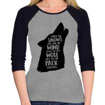 Baby Look Raglan When the snows fall and the white winds blow, the lone wolf dies, but the pack survives Manga 3/4 - Foca na Moda