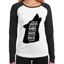 Baby Look Raglan When the snows fall and the white winds blow, the lone wolf dies, but the pack survives Manga Longa - Foca na Moda