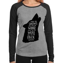 Baby Look Raglan When the snows fall and the white winds blow, the lone wolf dies, but the pack survives Manga Longa - Foca na Moda