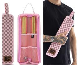 Bag de Baquetas BC Batera Clube Xadrez Rosa Signature Tommaso em material sintético e tamanho compacto Bag de Baquetas BC Batera Clube Xadrez Rosa Signature Tommaso em material sintético e tamanho compacto