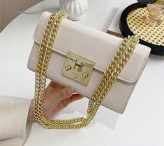 Bag estilo baguete com corrente dourada