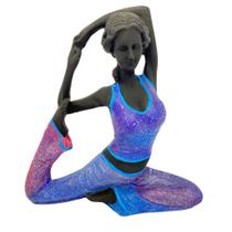 Bailarina yoga yogui perna aberta degrade de lilás pele preta imagem em gesso