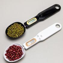 Balança Colher Digital com Tela Display LCD Medição de Alimentos 0.1 á 500g Compacta Ideal para Medir Alimento com Precisão Confiável Cor Sortida Balança Colher Digital com Tela Display LCD Medição de Alimentos 0.1 á 500g Compacta Ideal para Medir Alimento com Precisão Confiável Cor Sortida