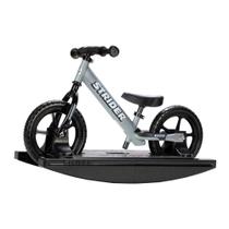 Balance Bike Strider 12” Sport com base de balanço cinza fosco