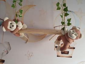 Balanço decorativo com macaquinhos marrom claro