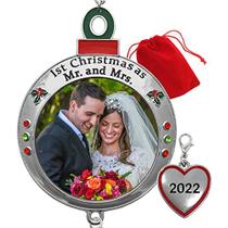 BANBERRY DESIGNS Enfeite de Casamento - 1º Natal como Sr. e Sra. 2022 - Ornamento de Imagem Vermelho e Verde em Forma de Lâmpada de Enfeite - Nosso Primeiro Natal Como Marido e Mulher - Saco de Presente / Armazenamento Incluído