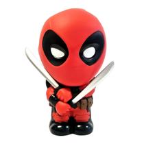 Banco Figural Marvel Deadpool em PVC com 20 cm de altura