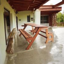 Banco que Vira Mesa 1,60 Metros 4 Lugares, em Cera, Madeira Maciça e Eucalipto Banco que Vira Mesa 1,60 Metros 4 Lugares, em Cera, Madeira Maciça e Eucalipto