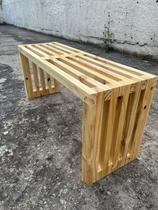 Banco Ripado de madeira maciça, para areá externa e interna Banco Ripado de madeira maciça, para areá externa e interna