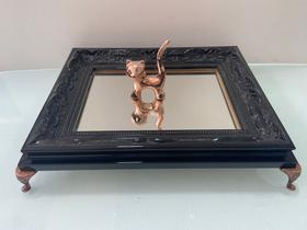 bandeja de espelho com brinde moldura preta brilhante pé rose gold