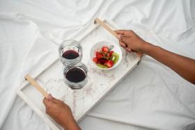 Bandeja Decorativa Com Alça Dourada Branco Marmorizado