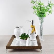 Bandeja Espelhada Lavabo Banheiro "P" madeira cor DOURADA 17x22x4cm pés de metal prateado/cromado