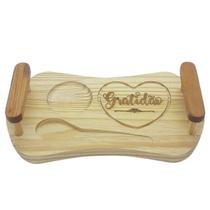 Bandeja Gratidão Madeira Pinus c/ espaço p/ Xícara e Colher Bandeja Gratidão Madeira Pinus c/ espaço p/ Xícara e Colher
