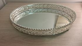 Bandeja Maior Oval Borda Floral Vazado e Mini esfera Espelho Bandeja Maior Oval Borda Floral Vazado e Mini esfera Espelho