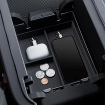 Bandeja Organizador para Consola Spigen Edición Carbono para Rivian R1T y R1S