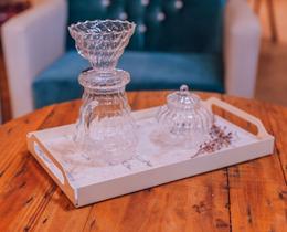 Bandeja Retangular Vessel Bege Chapa de Metal E Mármore Bandeja Retangular Vessel Bege Chapa de Metal E Mármore