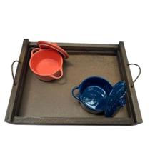 Bandeja Rustica com 2 panelinhas de porcelana - Vai ao Forno Bandeja Rustica com 2 panelinhas de porcelana - Vai ao Forno