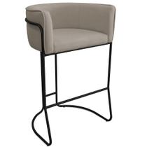 Banqueta Alta com Encosto Betina Base Preto Poliéster Bege Escuro - Nexta Casa Banqueta Alta com Encosto Betina Base Preto Poliéster Bege Escuro - Nexta Casa