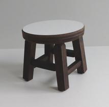 Banqueta Mini Hardman Padrão Nogueira Assento Redondo MDF Branca