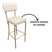 Banqueta Olivia Altura 65cm para Bar e Cozinha Dourado Fosco com Assento Confortável cor Off White Encosto Estofado
