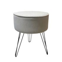 Banqueta Puff Redondo Carrera Pé Aramado Preto Assento em Linho Cinza Banqueta Puff Redondo Carrera Pé Aramado Preto Assento em Linho Cinza