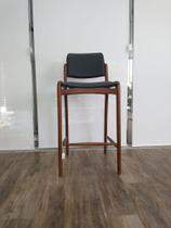 Banqueta sem braço com pés em madeira imbuia cor nogueira.