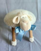 Banquinho de decoração infantil de ovelha