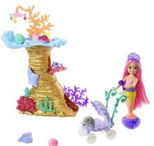 Barbie - Boneca Chelsea Sereia Power com Cenário Hhg58
