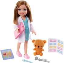 Barbie Chelsea pode ser playset com morena Chelsea Doctor Doll (6-in), Clipboard, Leitor de EKG, Adesivos de Band-aid, 2 Ferramentas Médicas, Ursinho de Pelúcia, Grande Presente para Idades 3 Anos De Idade e Up