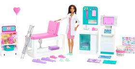 Barbie Fast Cast Clinic Playset, Morena Doctor Doll (12-in), 30+ Play Pieces, 4 Play Areas, Cast & Curativo Making, Medical & X-ray Stations, Tabela de Exames, Gift Shop & More