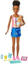 Barbie Skipper Babysitters Inc. Conjunto de bonecas e acessórios com boneca morena de 9 a 7 anos, boneca baby doll &amp 4 peças de contar histórias para 3 a 7 anos de idade