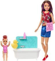 Barbie Skipper Babysitters Inc. Playset com Banheira, Boneca Skipper de Babá e Boneca Pequena Criança com Botão para Mover Braços e Respingos, Além de Acessórios Temáticos, Presente para Crianças de 3 a 7 anos