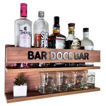Barzinho de Parede para Bebidas e Copos frase Bar Doce Bar 54 x26 cor Amadeirado Barzinho de Parede para Bebidas e Copos frase Bar Doce Bar 54 x26 cor Amadeirado