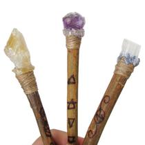 Bastão Místico de Bruxa 17cm - Pedras e Cristais Sortidos Bastão Místico de Bruxa 17cm - Pedras e Cristais Sortidos