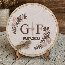 Bastidor Bordado Personalizado Casamento Porta Alianças Nomes e Data Decoração Noivos Presente Exclusivo Bastidor Bordado Personalizado Casamento Porta Alianças Nomes e Data Decoração Noivos Presente Exclusivo