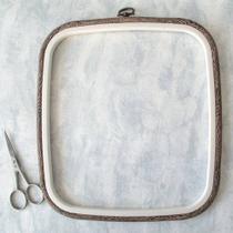 Bastidor Flexível p/Bordado Quadrado Madeira 230x250mm Nurge Bastidor Flexível p/Bordado Quadrado Madeira 230x250mm Nurge