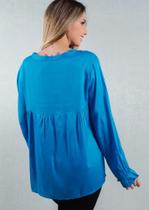 Bata azul céu Tam. G com bordados no decote.