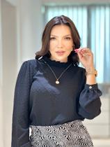 Bata em crepe poá com gola alta