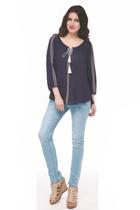 Bata Facinelli Bordada Com Detalhe Em Corda Azul