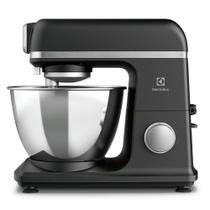 Batedeira Planetária Electrolux 800w preta Expert com Tecnologia TruFlow Power System (KMP70) Batedeira Planetária Electrolux 800w preta Expert com Tecnologia TruFlow Power System (KMP70)