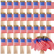 Batiyeer 500 unidades de pequenas bandeiras americanas com haste, 10 x 15 cm, mini bandeiras dos EUA para segurar na mão, em poliéster, para decoração de 4 de Julho, com pontas douradas em formato de lança para Dia da Memória e Dia da Independência Batiyeer 500 unidades de pequenas bandeiras americanas com haste, 10 x 15 cm, mini bandeiras dos EUA para segurar na mão, em poliéster, para decoração de 4 de Julho, com pontas douradas em formato de lança para Dia da Memória e Dia da Independência